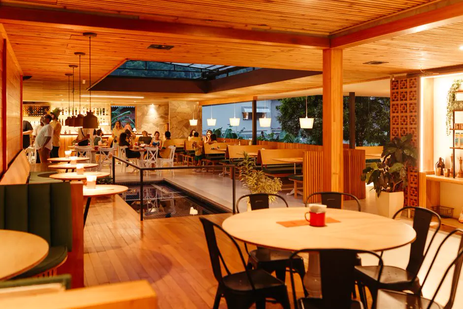 El salón del restaurante, cálido y con luz natural