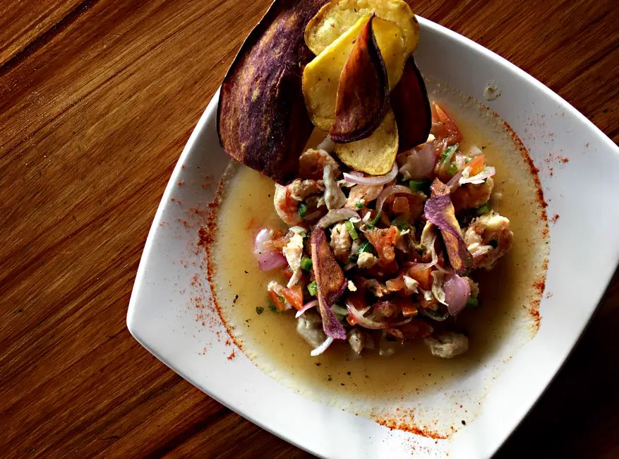 Ceviche de camarón servido en un plato blanco